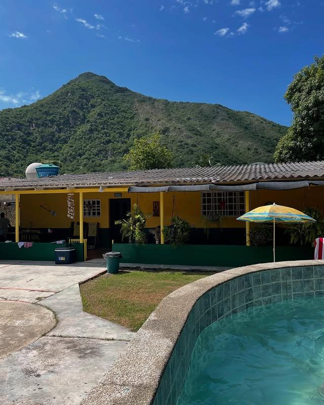 La Gran Familia background