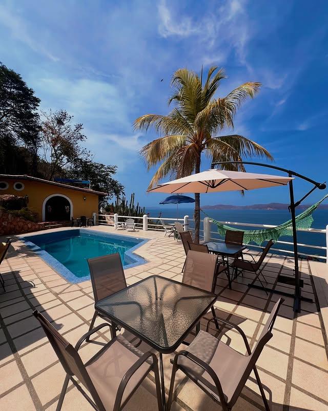 Posada Iguanazul Suites background