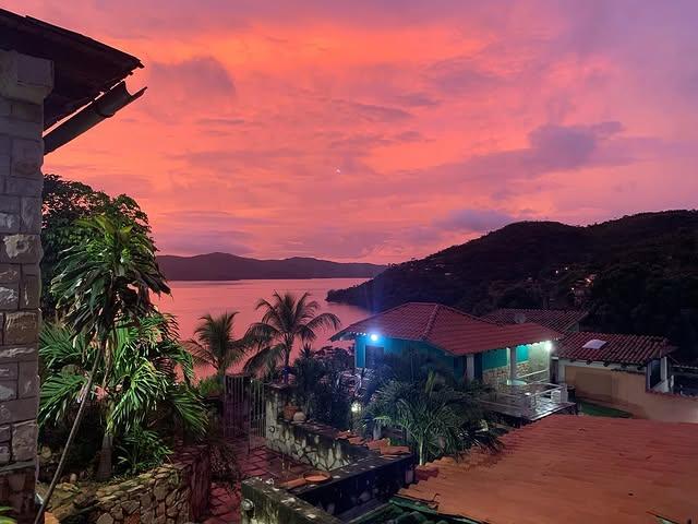 Posada Iguanazul Suites background