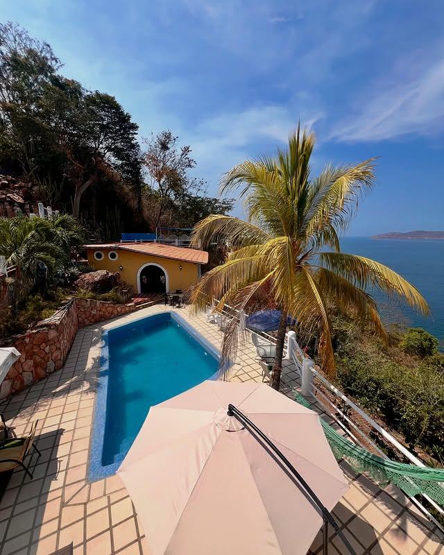 Posada Iguanazul Suites background