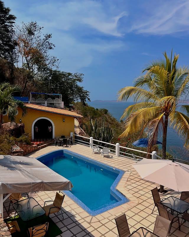 Posada Iguanazul Suites background