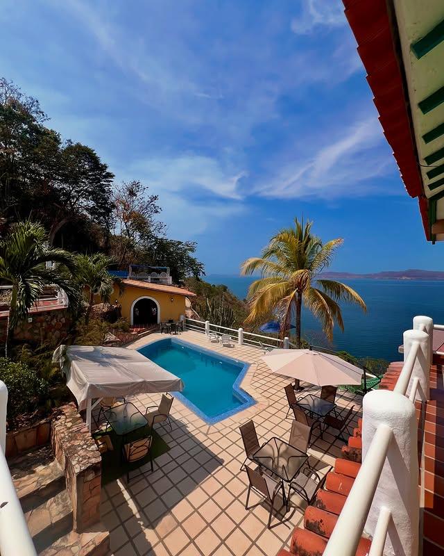 Posada Iguanazul Suites background