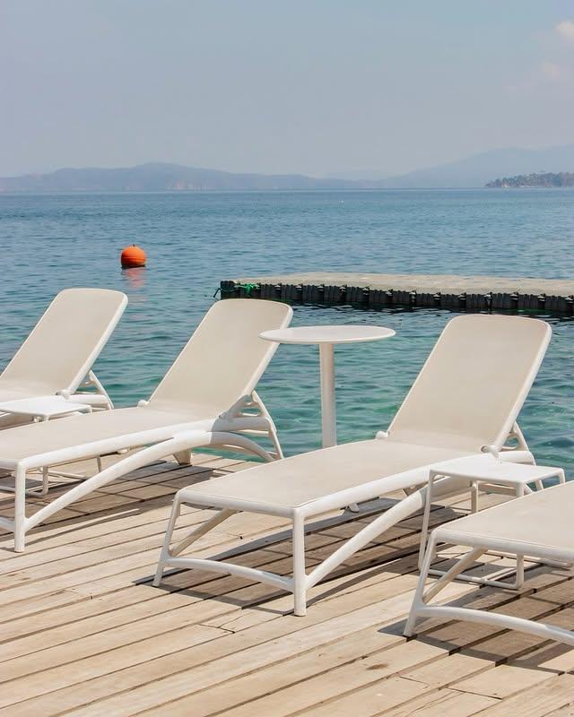 Mochima Lodge background