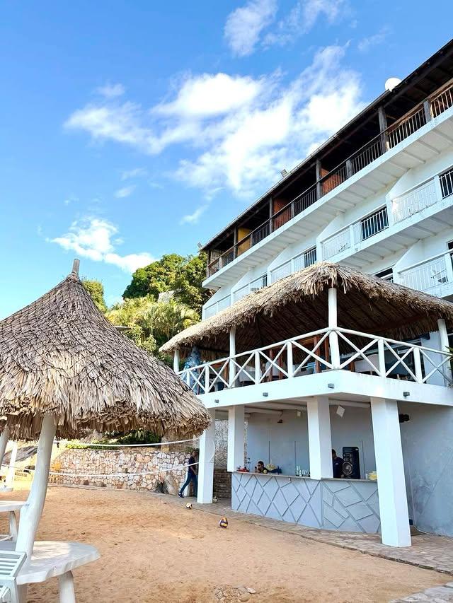 Mochima Lodge background