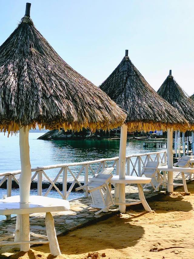 Mochima Lodge background