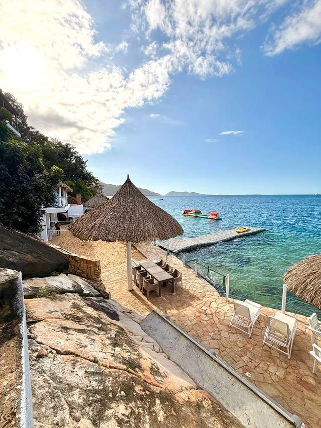 Mochima Lodge background