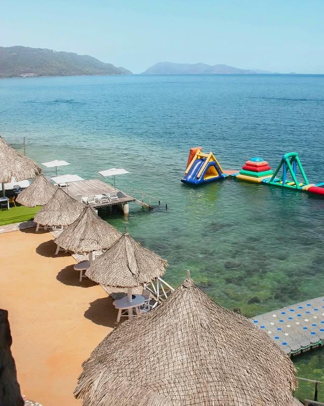 Mochima Lodge background