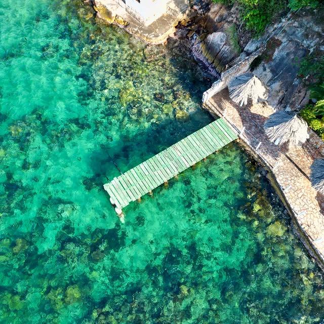 Mochima Lodge background