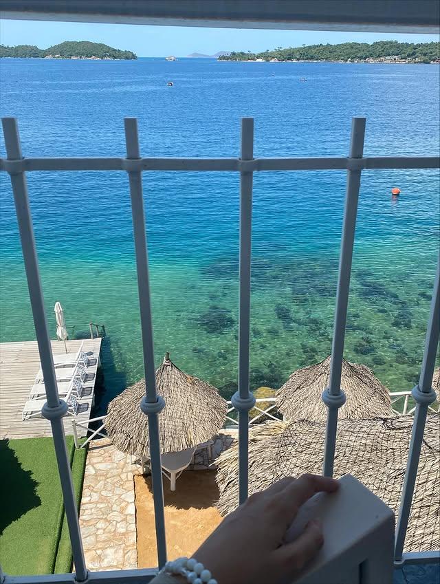 Mochima Lodge background