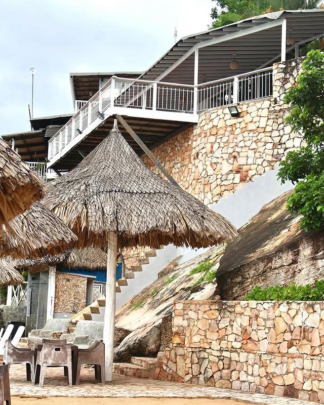 Mochima Lodge background