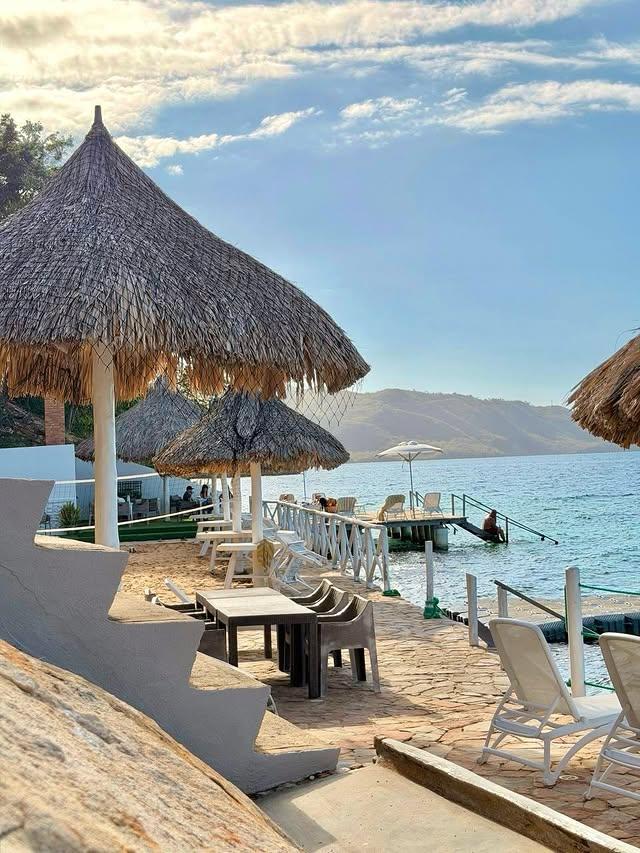 Mochima Lodge background