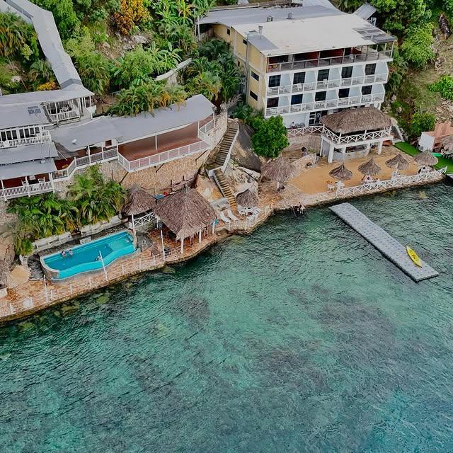 Mochima Lodge background