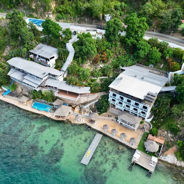 Mochima Lodge background