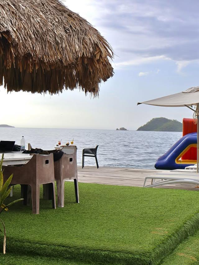 Mochima Lodge background