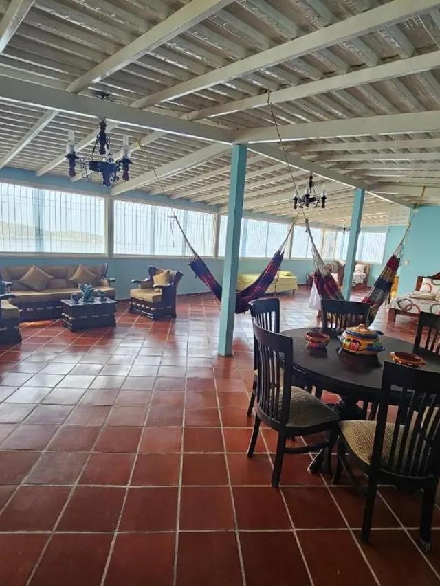 Mochima Inn background