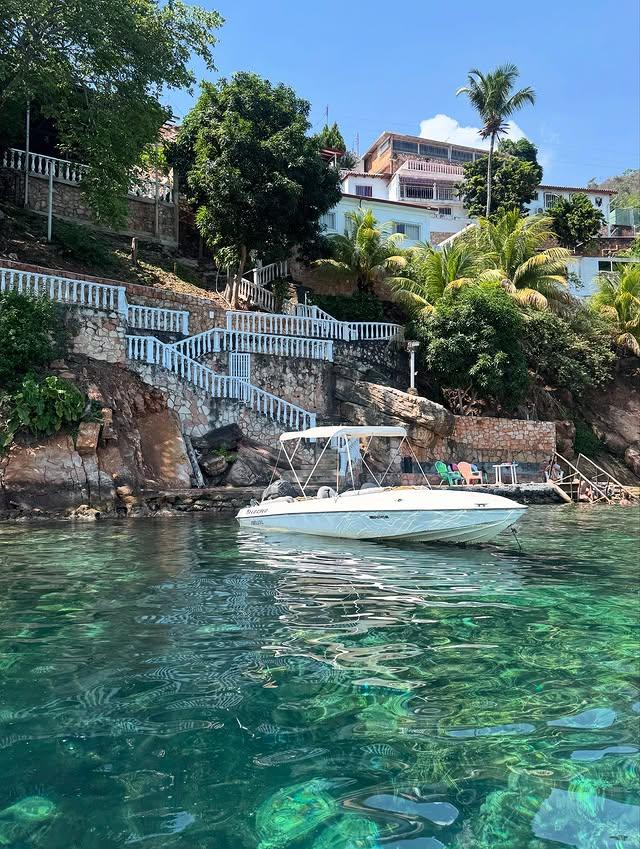 Mochima Inn background