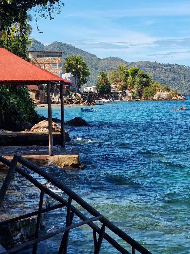 Mochima Inn background