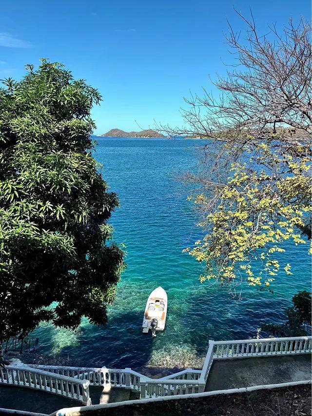 Mochima Inn background