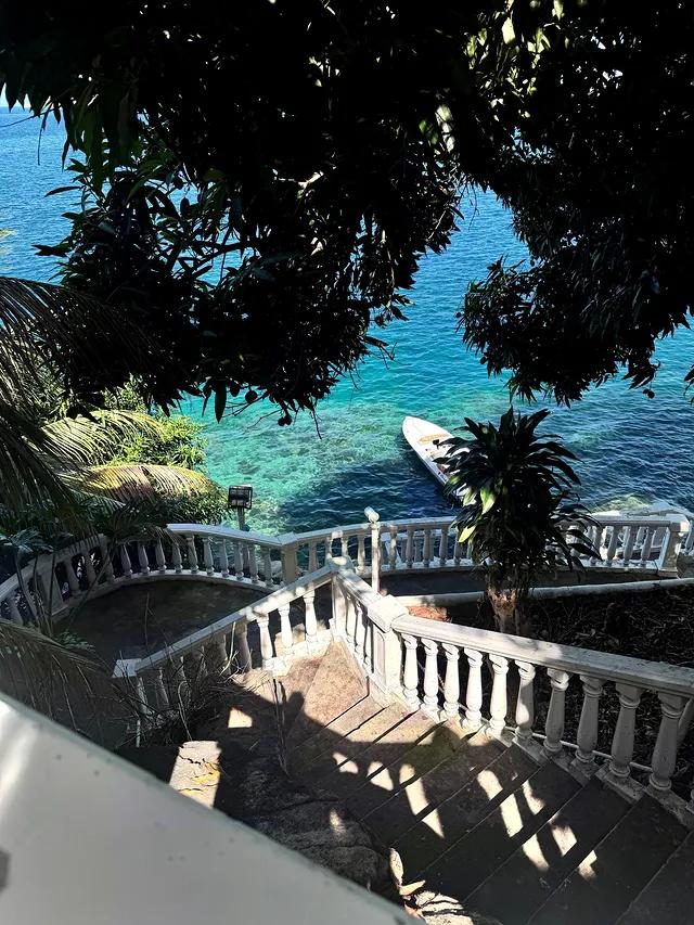 Mochima Inn background