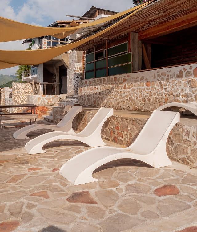 Lunatica Beach background