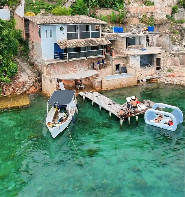 Lunatica Beach background