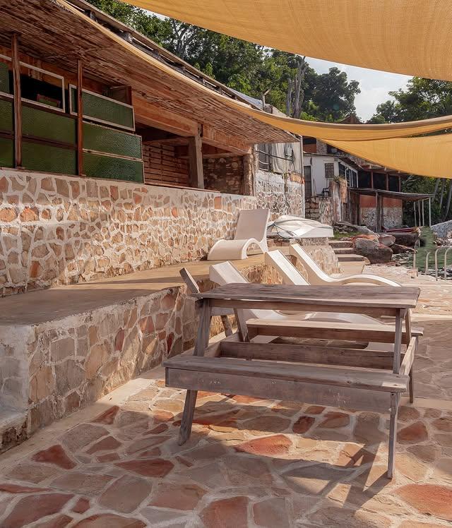 Lunatica Beach background