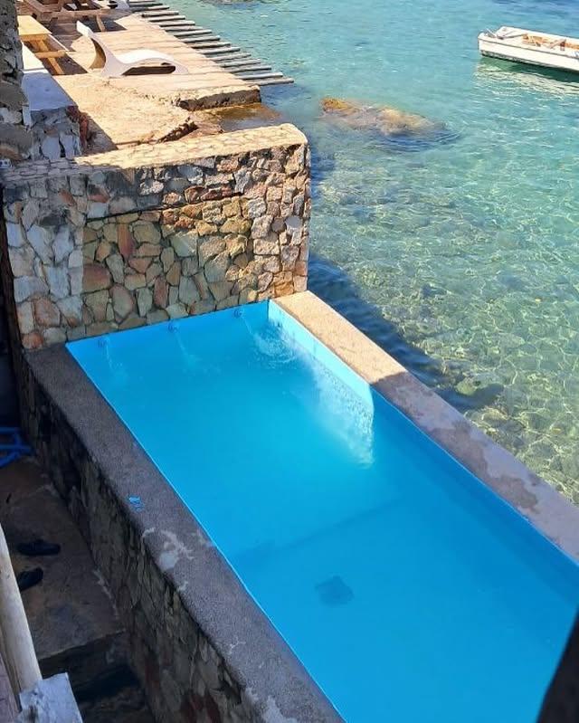 Lunatica Beach background