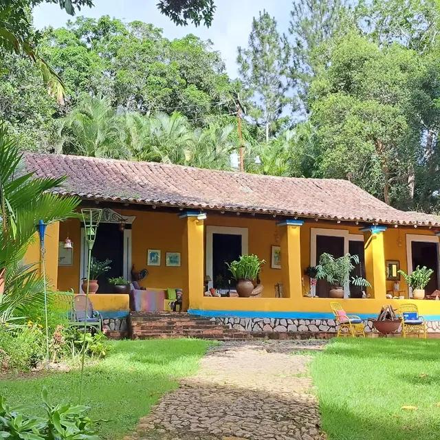 Posada Mocundo background