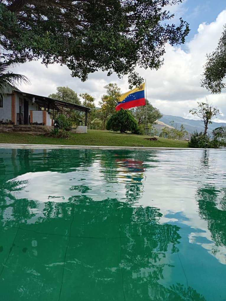 Ziruma Cabaña background