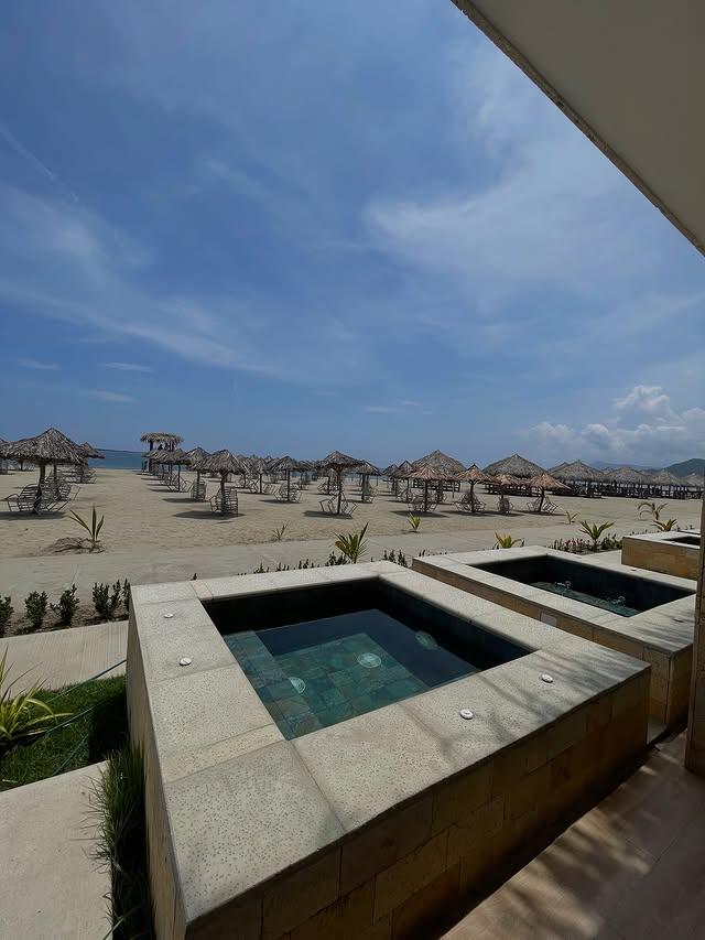 Las Rosas Inn background