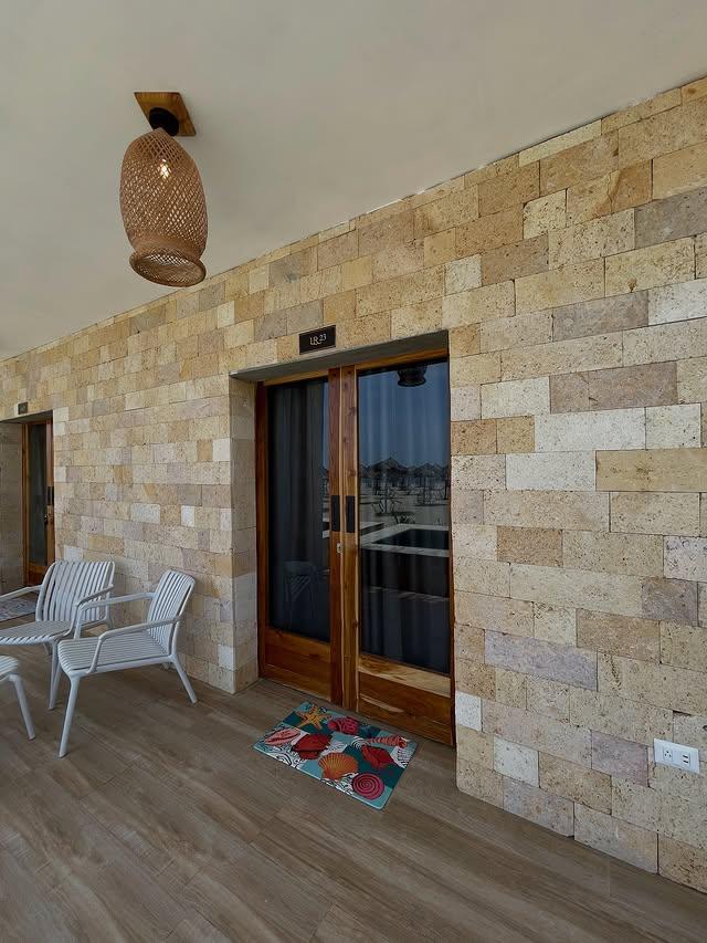 Las Rosas Inn background