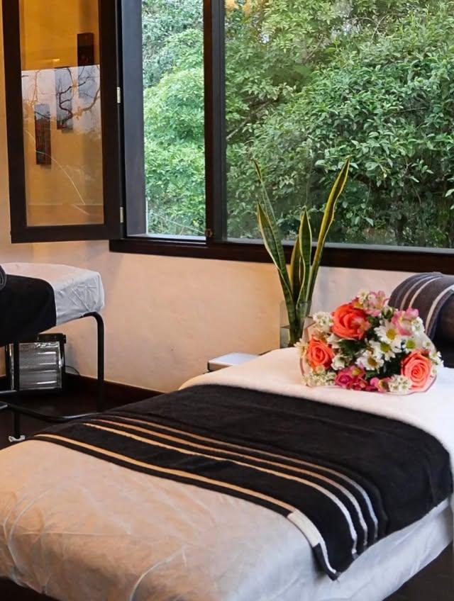 Estancia & Spa El Encanto background